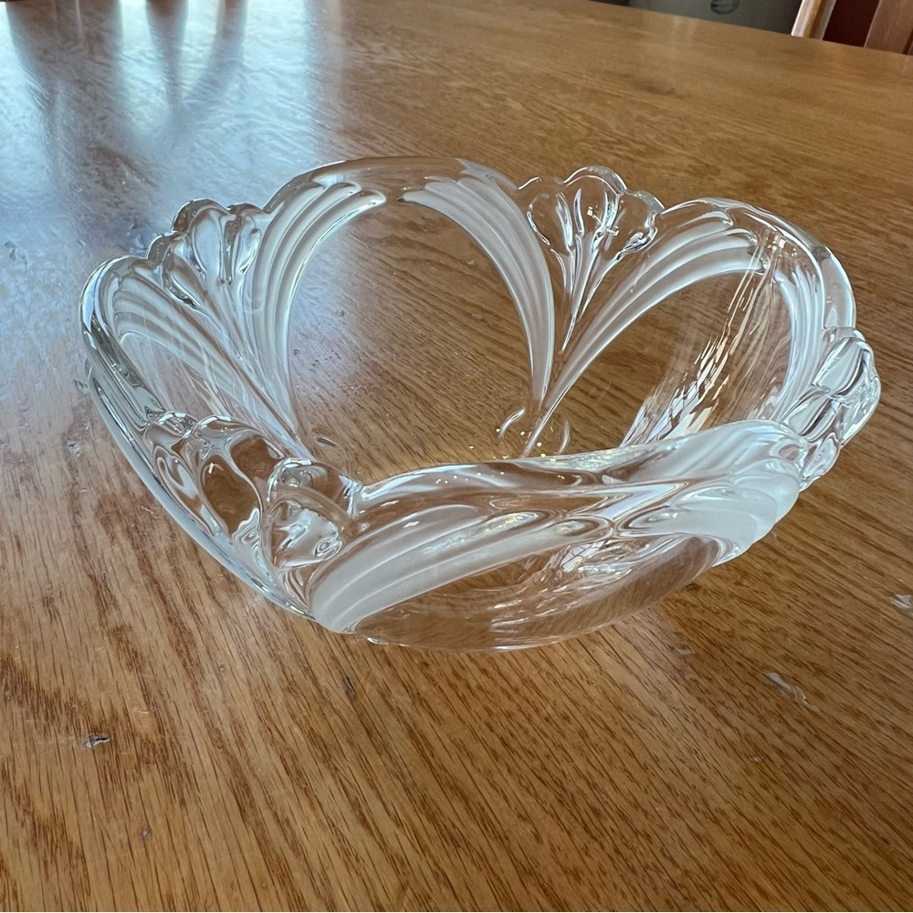 Mikasa French Bouquet Serving Bowl
Crystal Clear Embossed Tulips